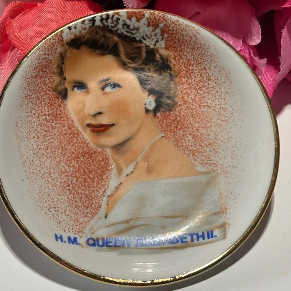 Queen Elizabeth II Decorative Plate Ring Dish QE2 Queen Elizabeth Ring dish VTG
